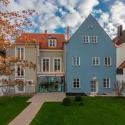 Perspektive auf das Domherrenhaus in Freising vom Innenhof aus