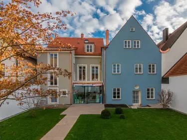 Blick auf das renovierte Domherrenhaus in Freising