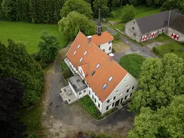 Luftaufnahme des sanierten Ritterguts Schafhausen in Wickede mit Blick auf das gesamte Gebäudeensemble von oben.