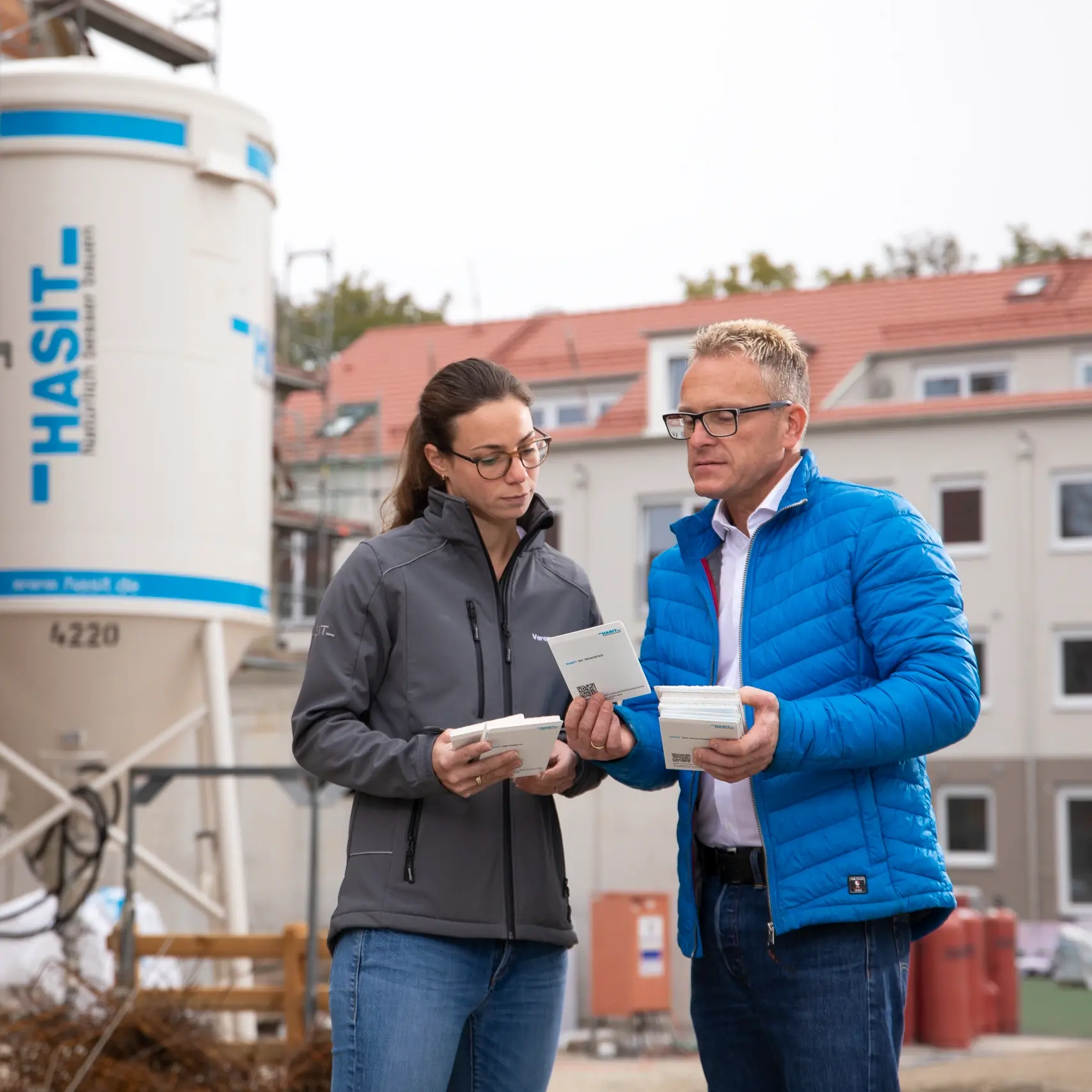 Beratungssituation auf der Baustelle