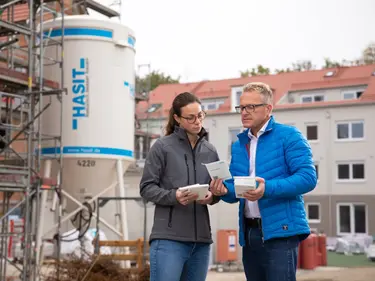 Unsere Verkaufsberater bei einem Kundengespräch auf einer Baustelle