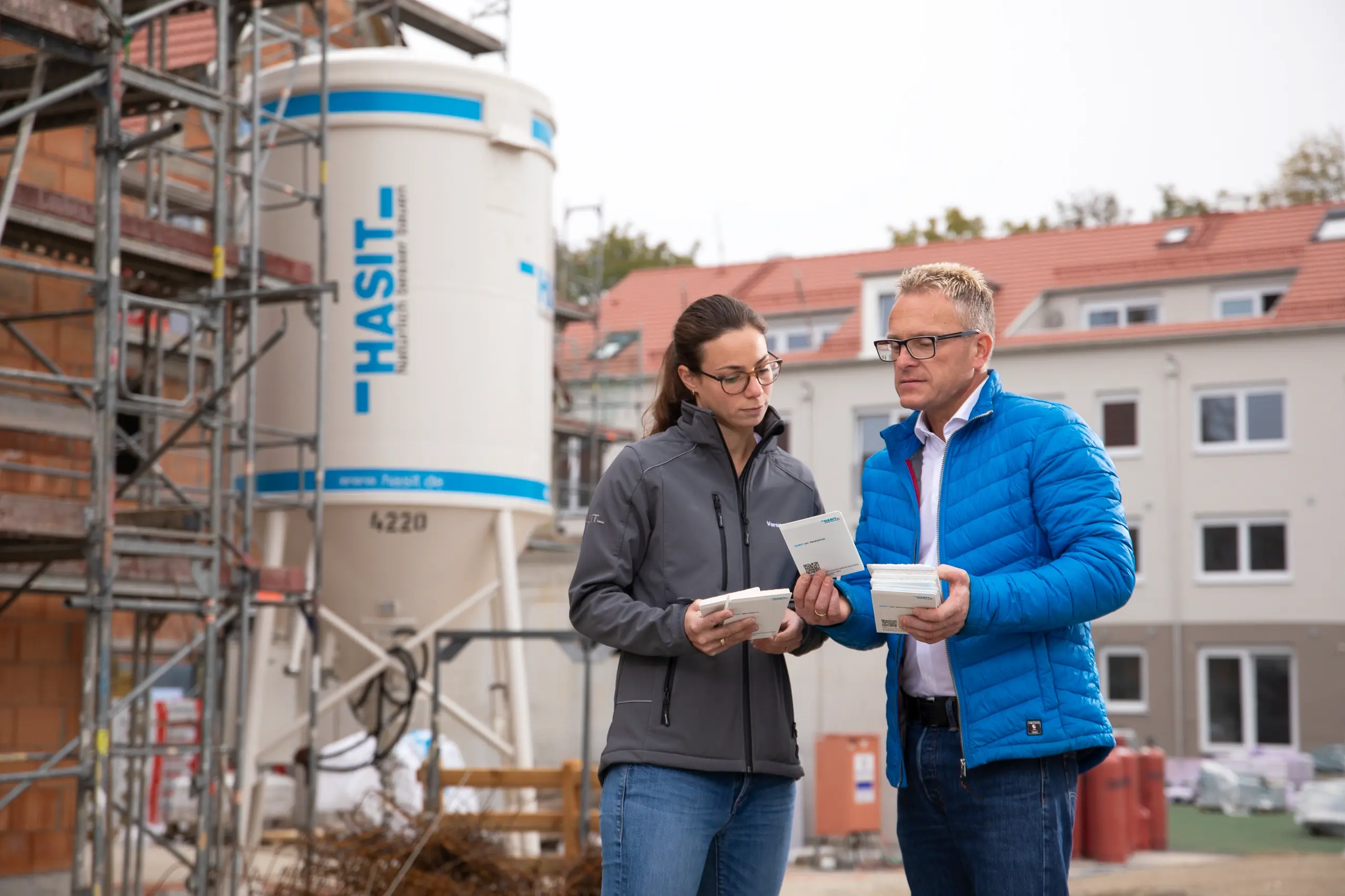 Verkaufsberater bei einem Kundengespräch auf einer Baustelle