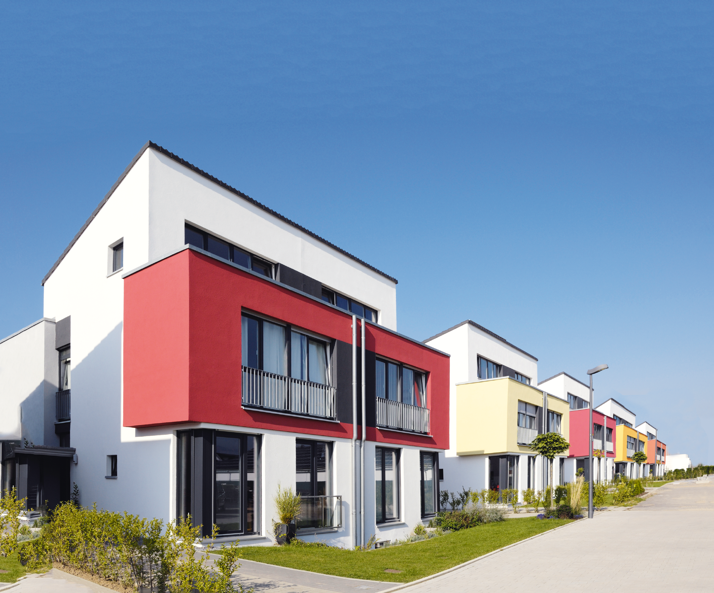  Mehrere Familienhäuser mit verschiedenen Fassadenfarben