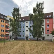 Der Innenhof der Anlage in Norhausen schaut wie neu aus - dank dem SiSi Anstrich HASIT PE 519 SISO OUT DOOR.