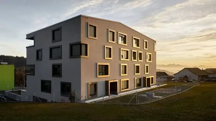 Condominio con moderna facciata WDVS al tramonto