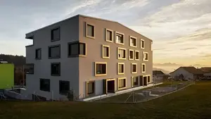 Immeuble collectif avec façade moderne WDVS au soleil couchant