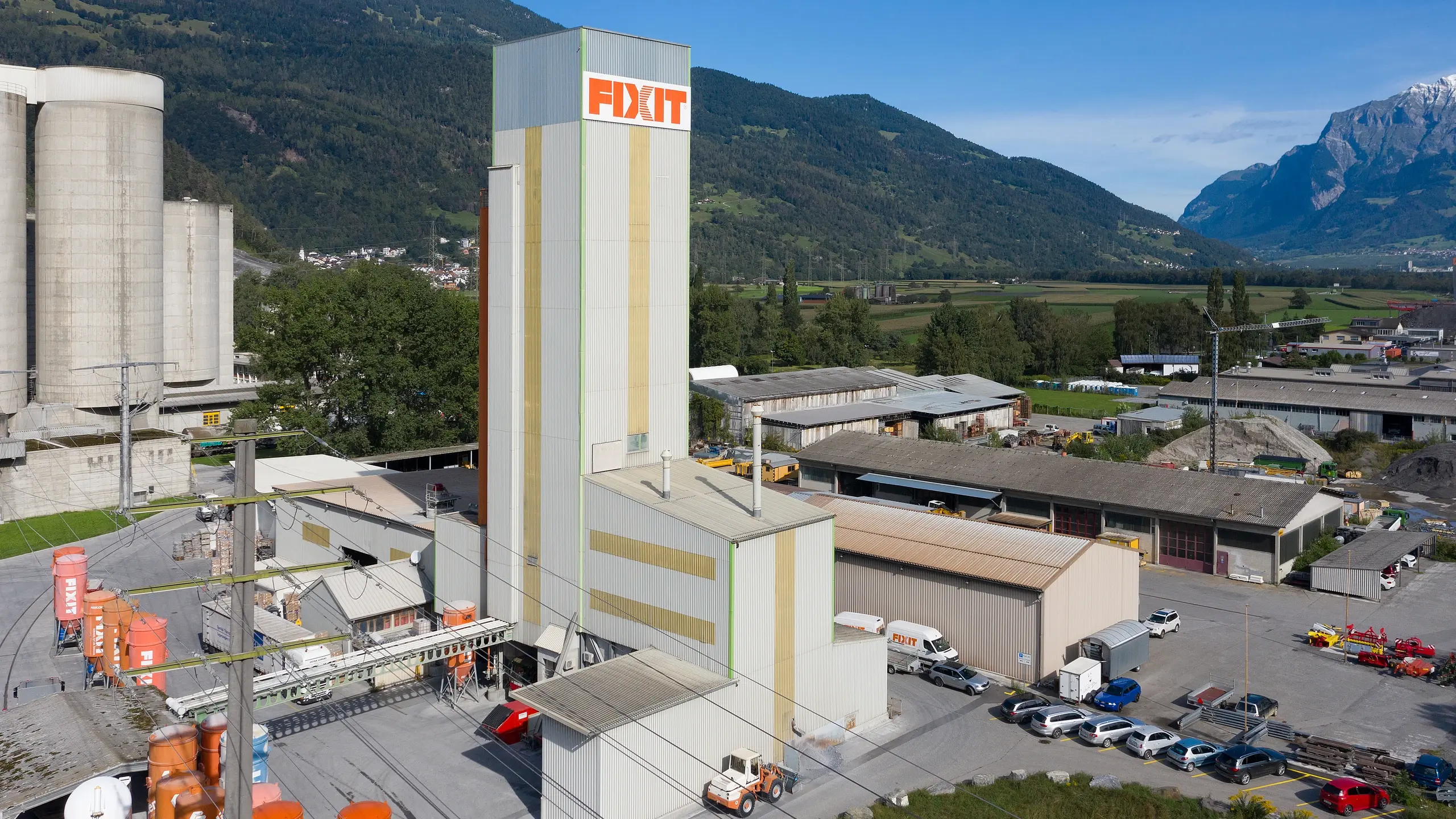 Vue aérienne de l'usine de production de Fixit AG à Untervaz avec tour de production, silos et entrepôt