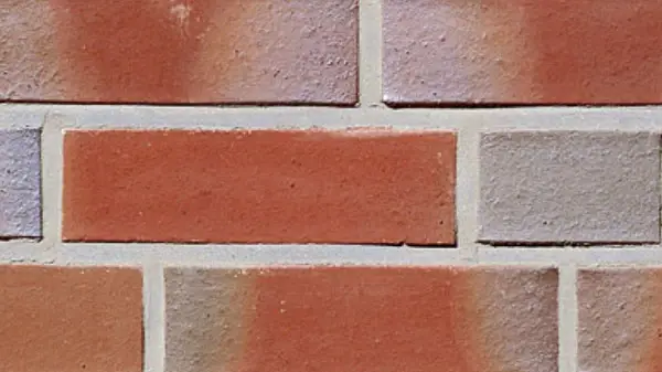 Klinkerriemchen im Verbund mit glatter Oberfläche