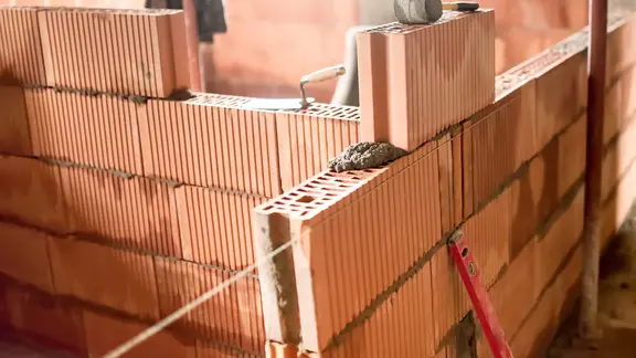 [Translate to Deutsch:] Innenraum mit Ziegelwand