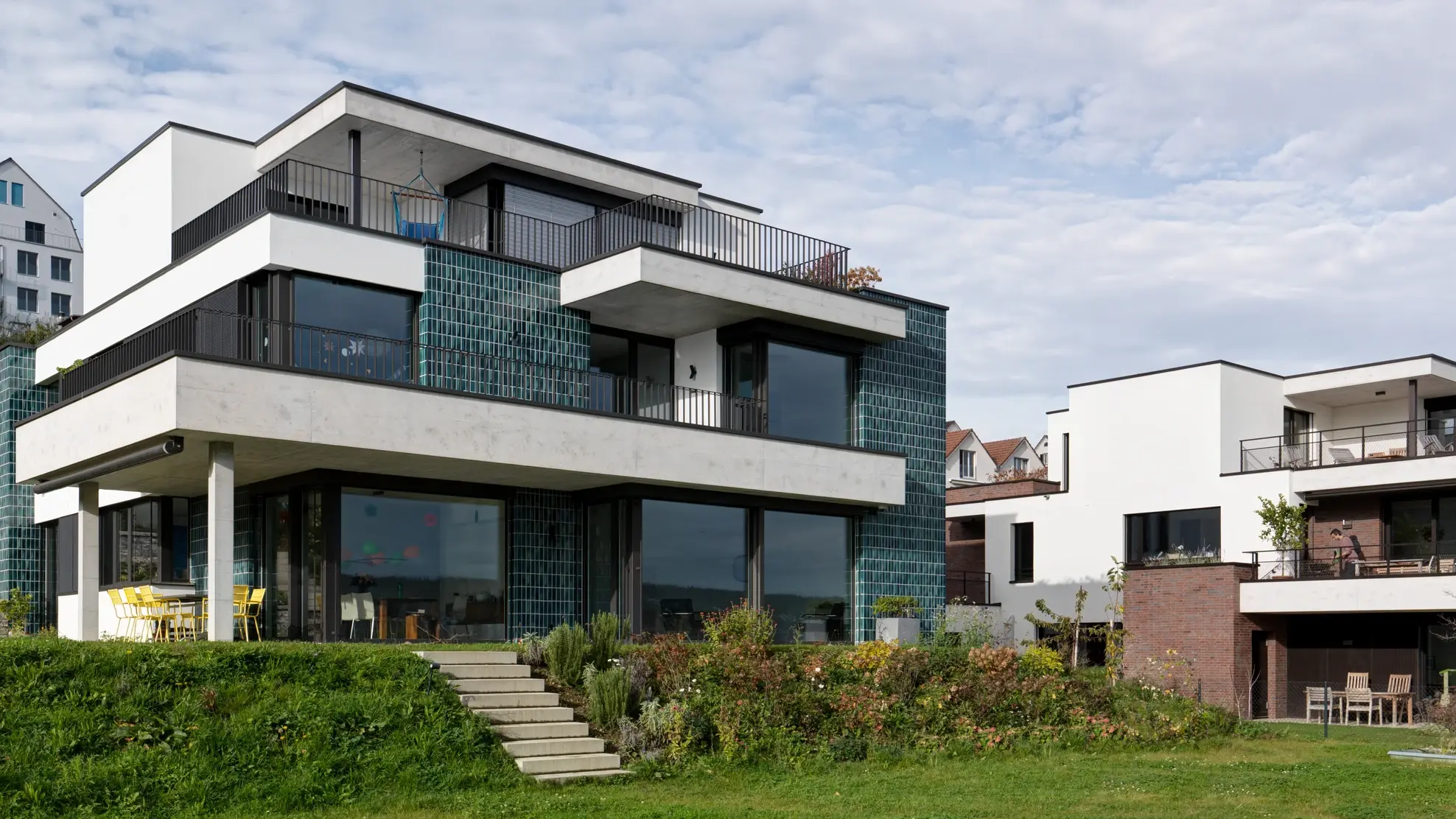 [Translate to French (CH):] Zwei Mehrfamilienhäuser mit WDVS-Aussenfassade und farbigen Plattenbelägen auf WDVS