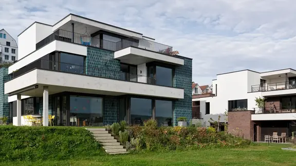 Deux immeubles d'habitation avec façade extérieure ITE et dallage coloré sur ITE