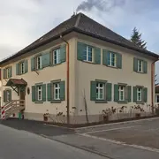 Außenansicht des Rathauses in Nonnenhorn im unrenovierten Zustand