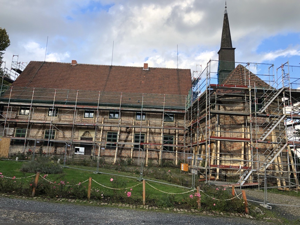 Das Gebäude während der Bauphase – eingerüstet von außen
