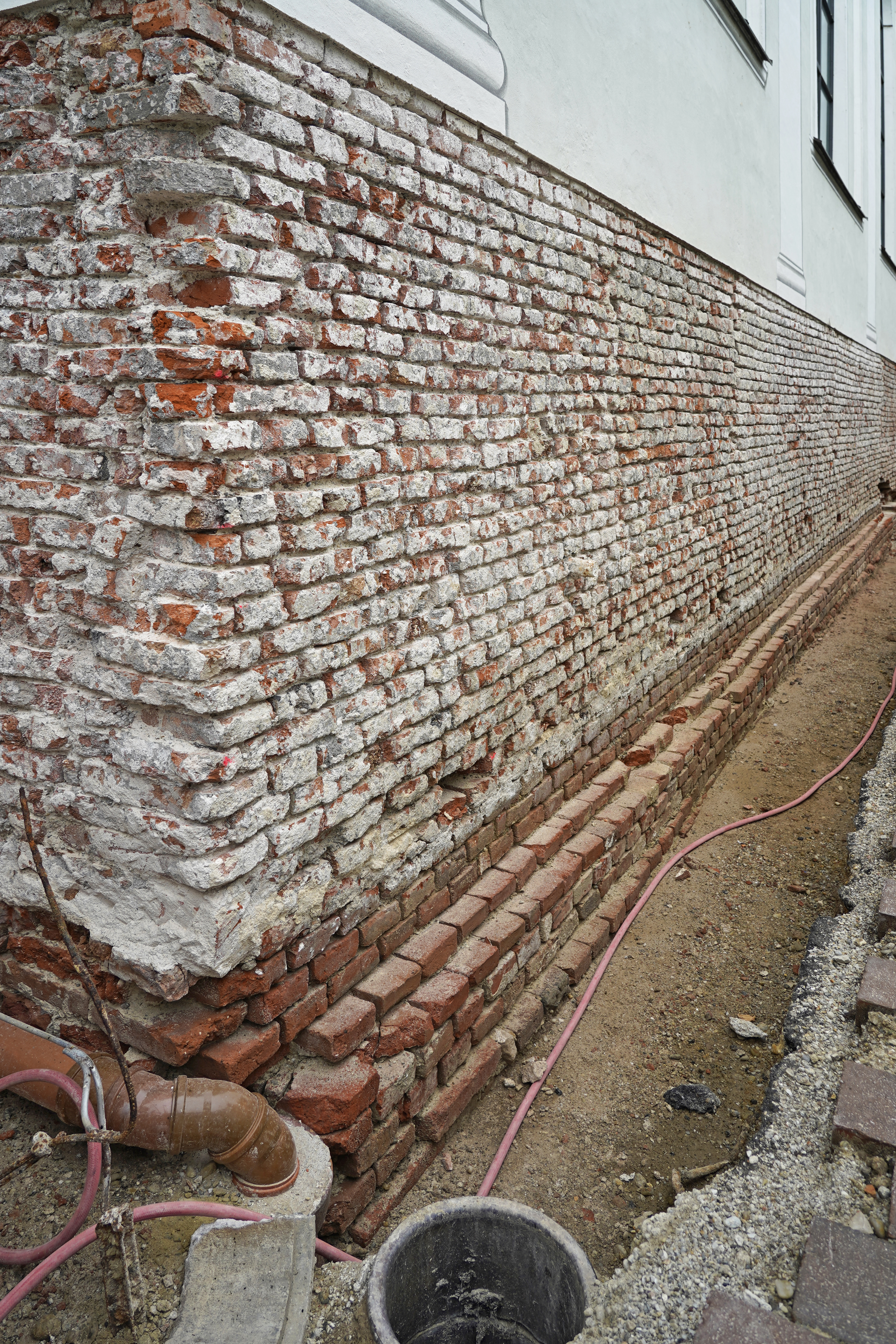 Sanierungsbedürftiger Sockelbereich