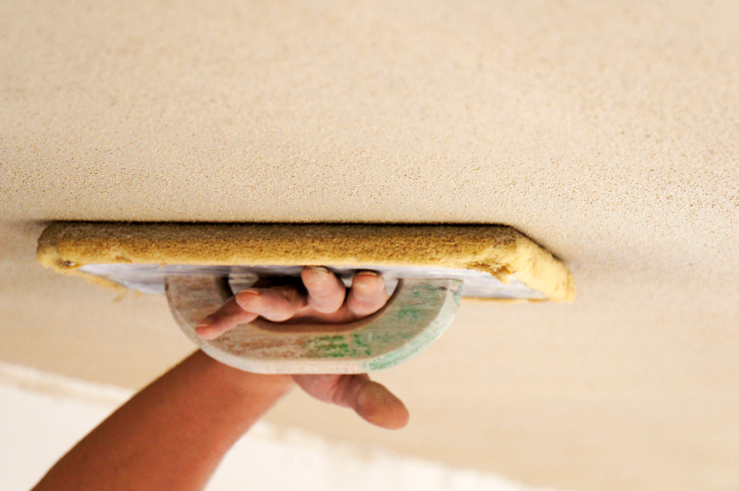 Eine Wand wird gefilzt – für eine ansprechende Fassadengestaltung.