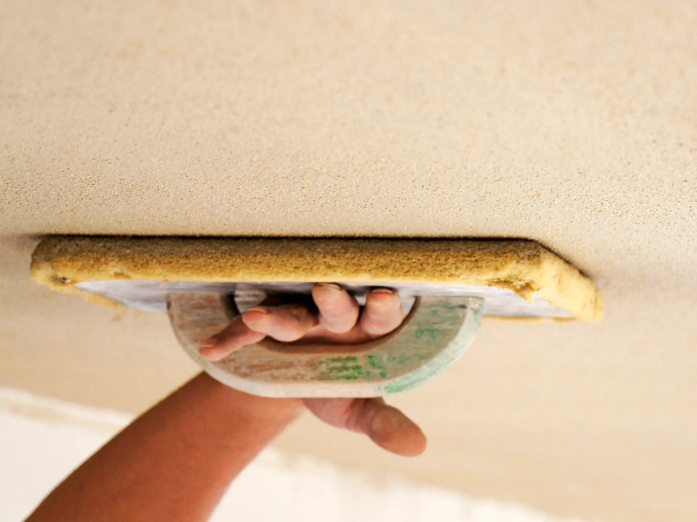 Eine Wand wird gefilzt – für eine ansprechende Fassadengestaltung.