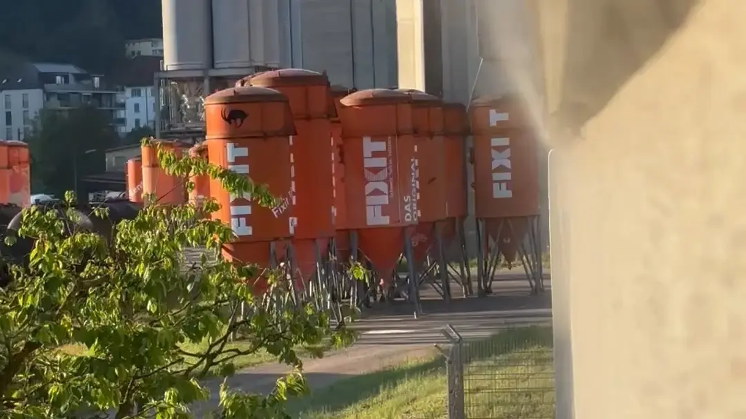 Fixit Silos im Hintergrund, rechts im Vordergrund die Aussenfassade, an der Wasserdampf aufsteigt