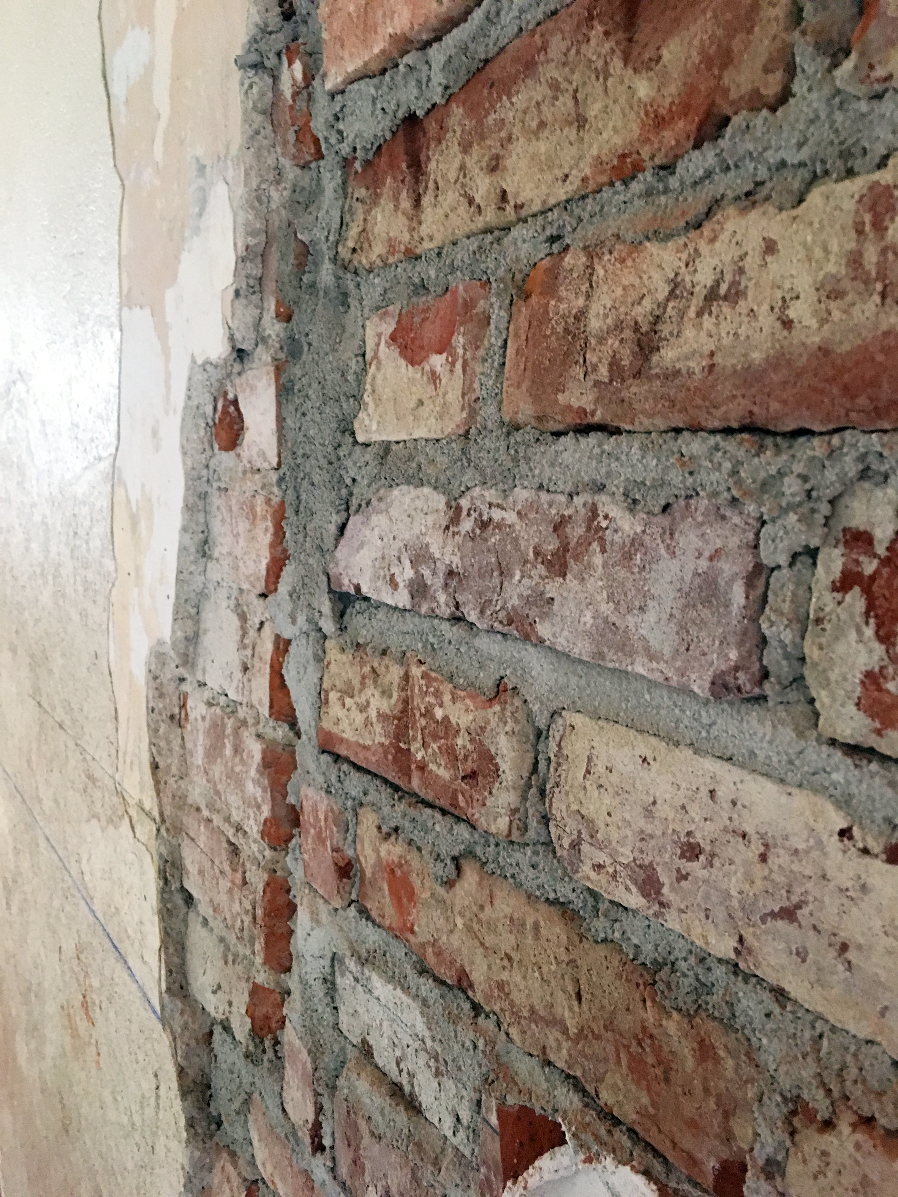 Ziegeluntergrund vor der Sanierung