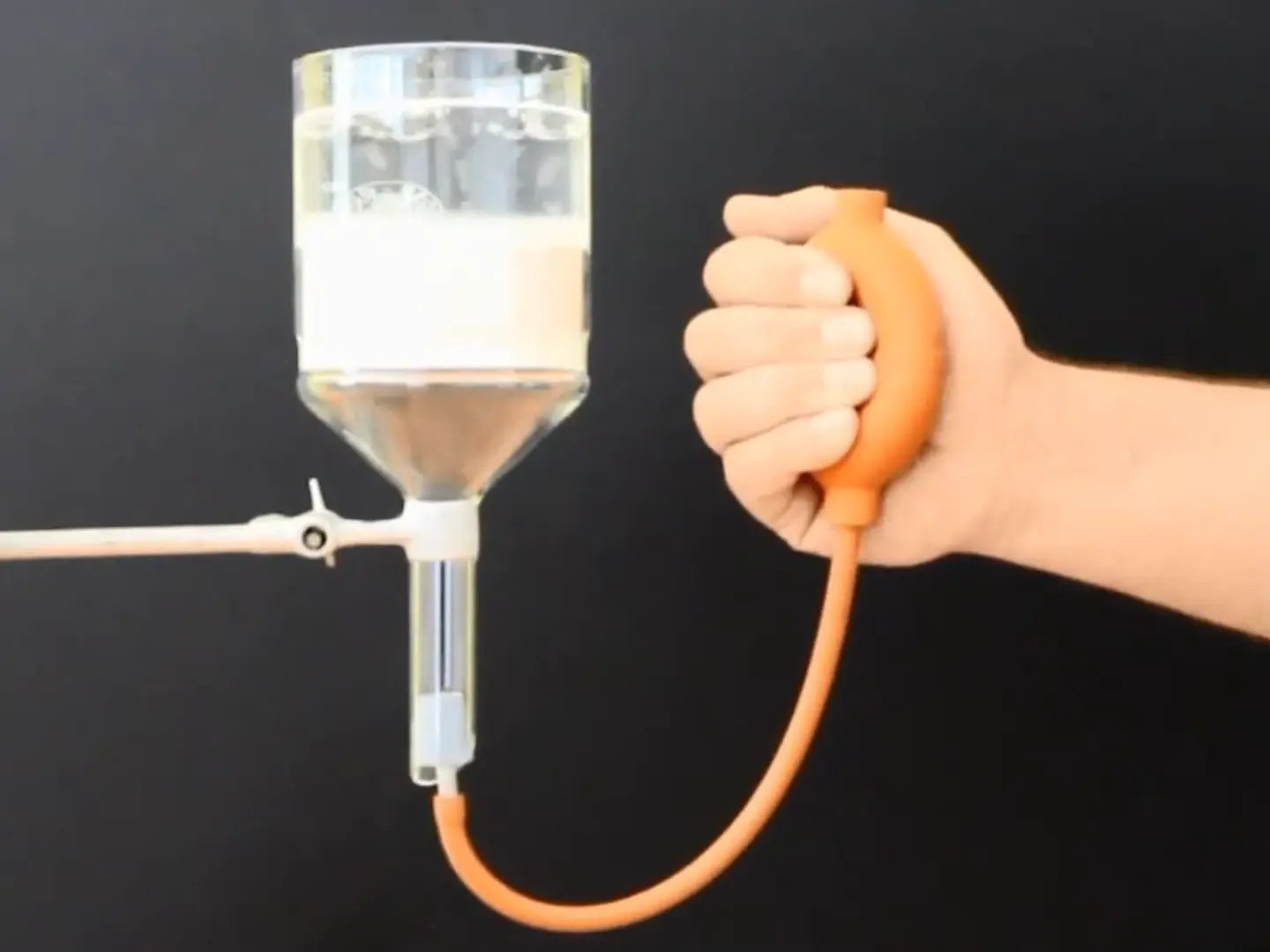 Vue d'ensemble de l'essai Fixit 222 Diffusion de vapeur d'aérogel avec pompe manuelle, verre, enduit isolant et eau