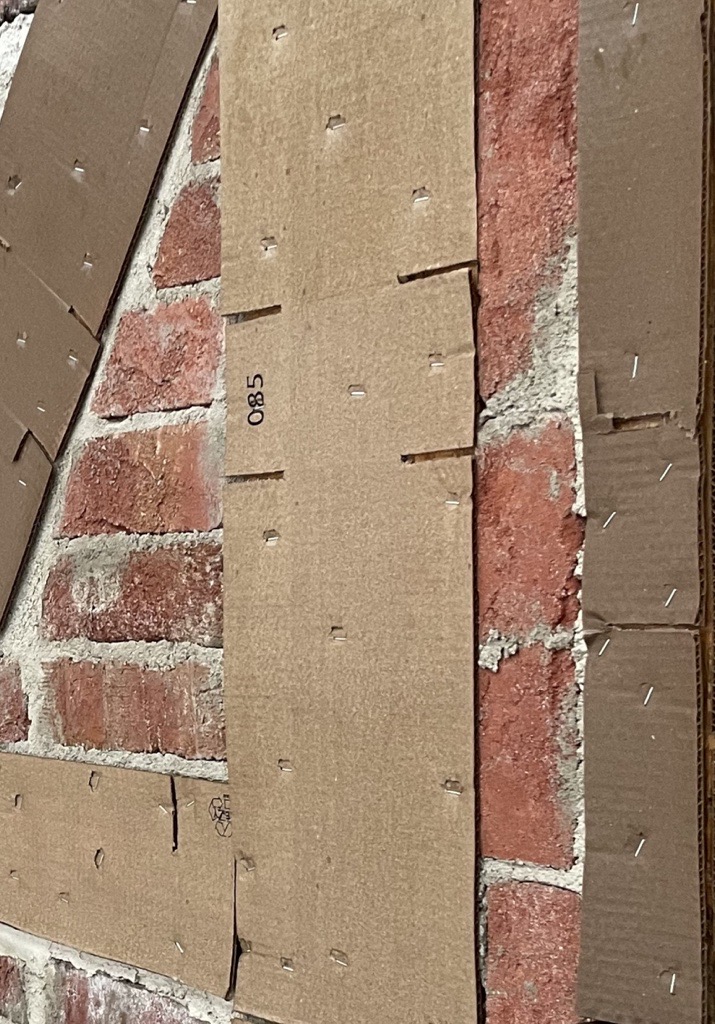 Um eine Anhaftung des Putzes an das  Ständerwerk hundertprozentig auszuschließen wurden Pappstreifen aufgetackert.