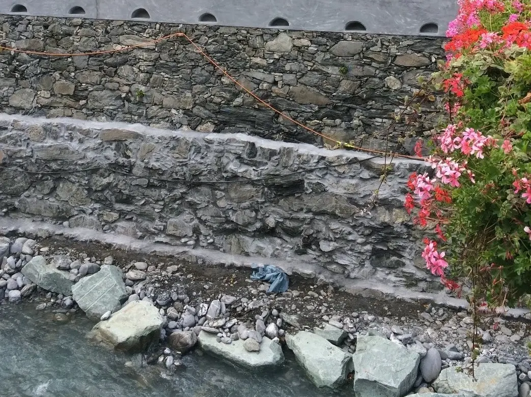 Detailansicht der Natursteine entlang des Flusses