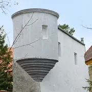 Blick auf die renovierten Kirchenerker in Bissingen aus der Nähe