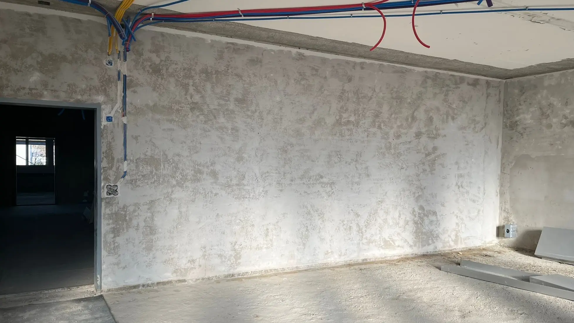 Ansicht des fertig mit Fixit 125 M verputzten Innenraums vor dem weiteren Wandaufbau