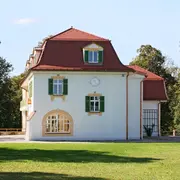 Seitliche Außenperspektive der Villa