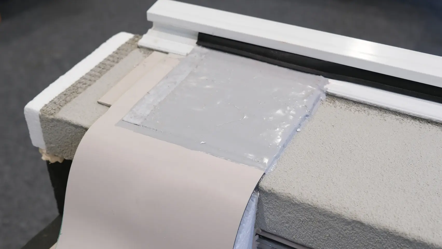 Abdichtungssystem und Aufbau der Dachschichten im Bereich des Dachrandes mit RoofEtics System