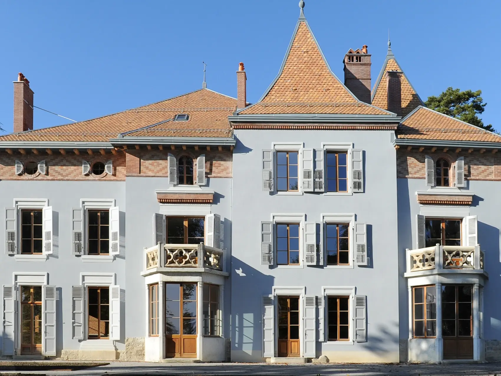 Historisches Gebäude mit blassblau verputzter Aussenfassade