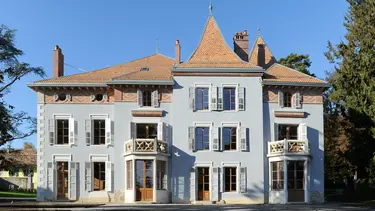 Historisches Gebäude mit blassblau verputzter Aussenfassade