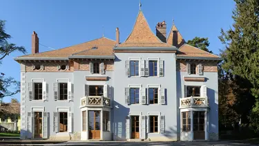 Historisches Gebäude mit blassblau verputzter Aussenfassade