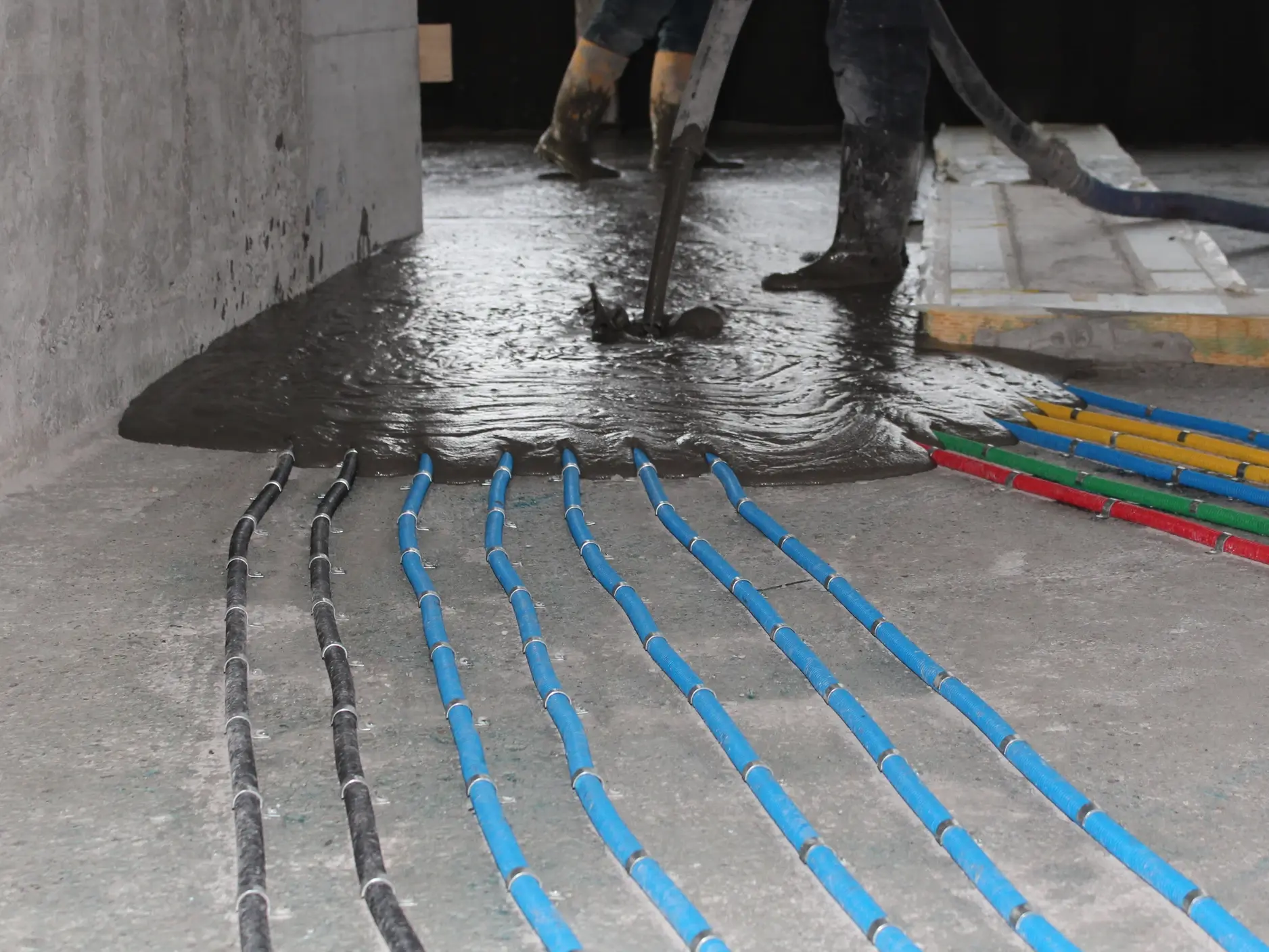 Baustelle im Innenbereich mit verlegten Leitungen werden vom Verarbeiter mit Fixit POR Schaummörtel vergossen