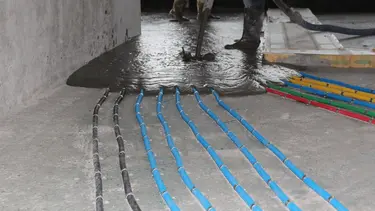 Baustelle im Innenbereich mit verlegten Leitungen werden vom Verarbeiter mit Fixit POR Schaummörtel vergossen
