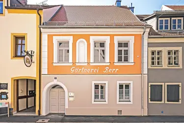 Farbenintensiv saniertes Gebäude in der Altstadt