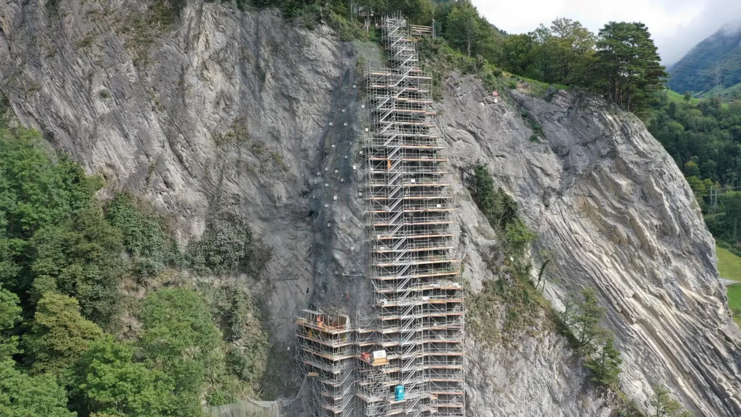 Der Berg an der Axenstrasse sowie ein sehr hohes und komplexes Baugerüst zur Felssicherung mit Fixit Ankermörtel.