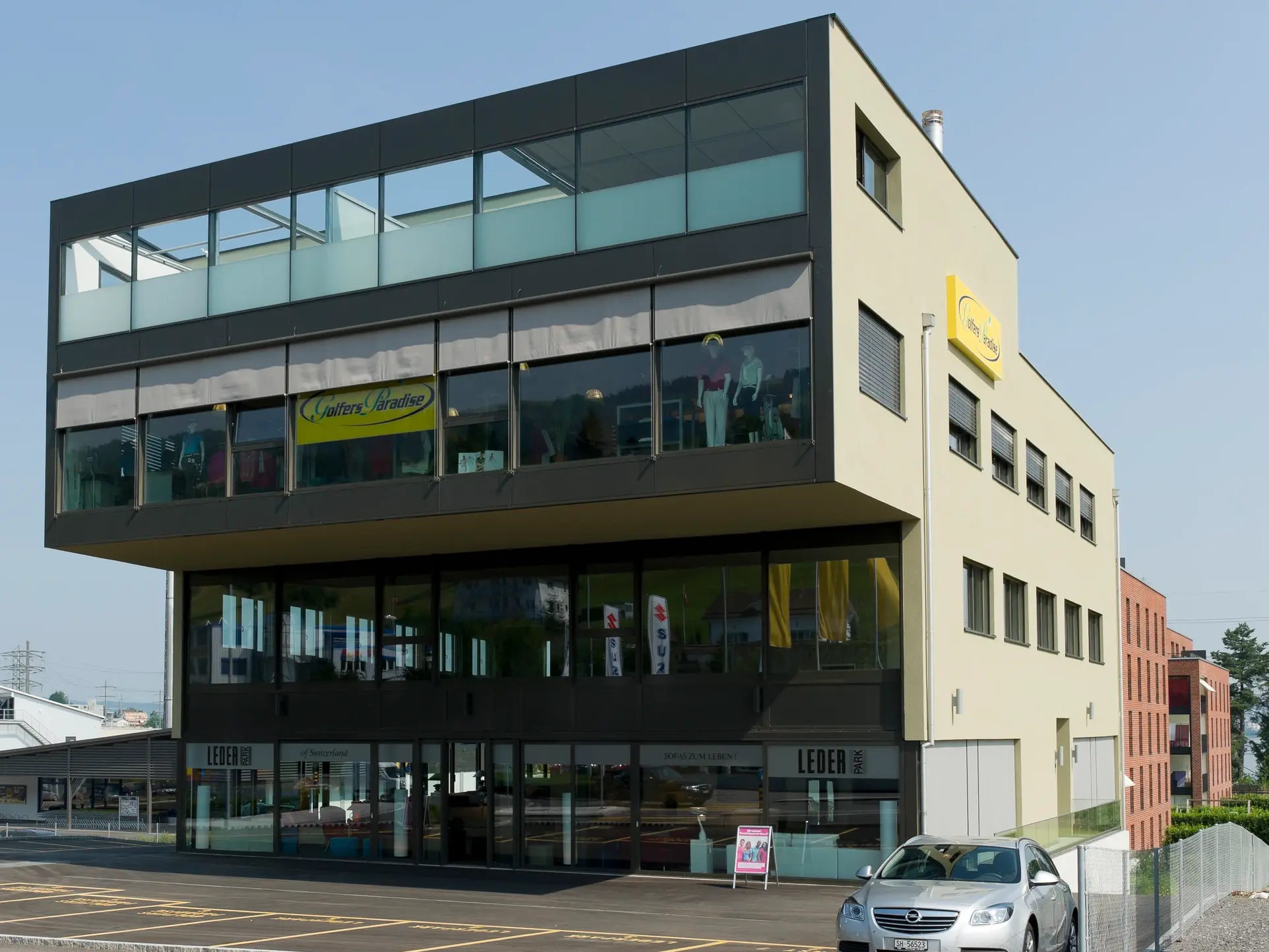 Bâtiment commercial avec élément en saillie et façades vitrées de grande superficie