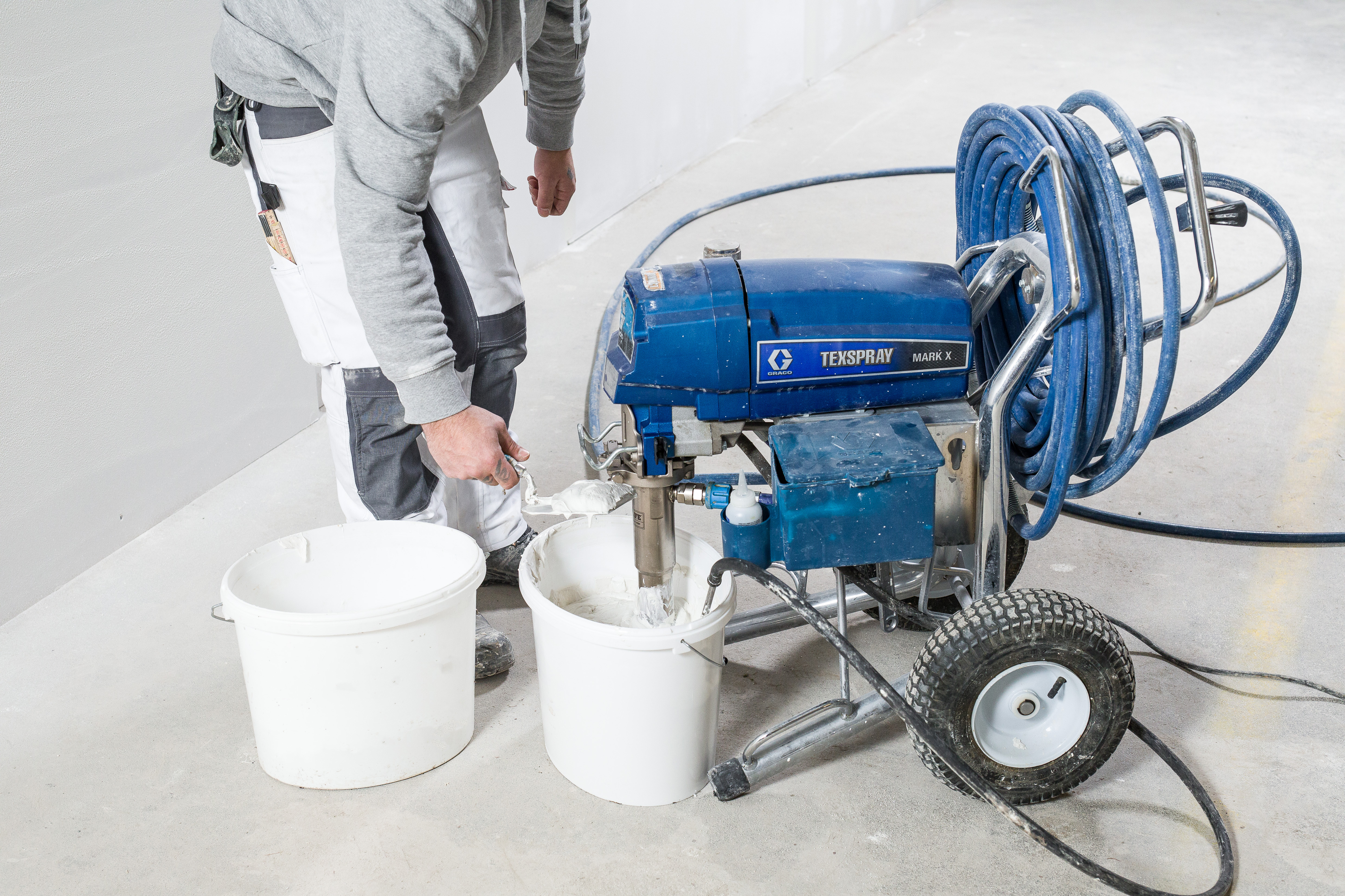 Verarbeitung von Spachtelmasse durch eine Maschine