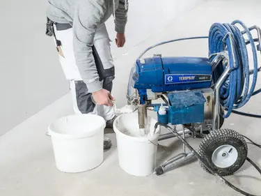 Verarbeitung von Spachtelmasse durch eine Maschine