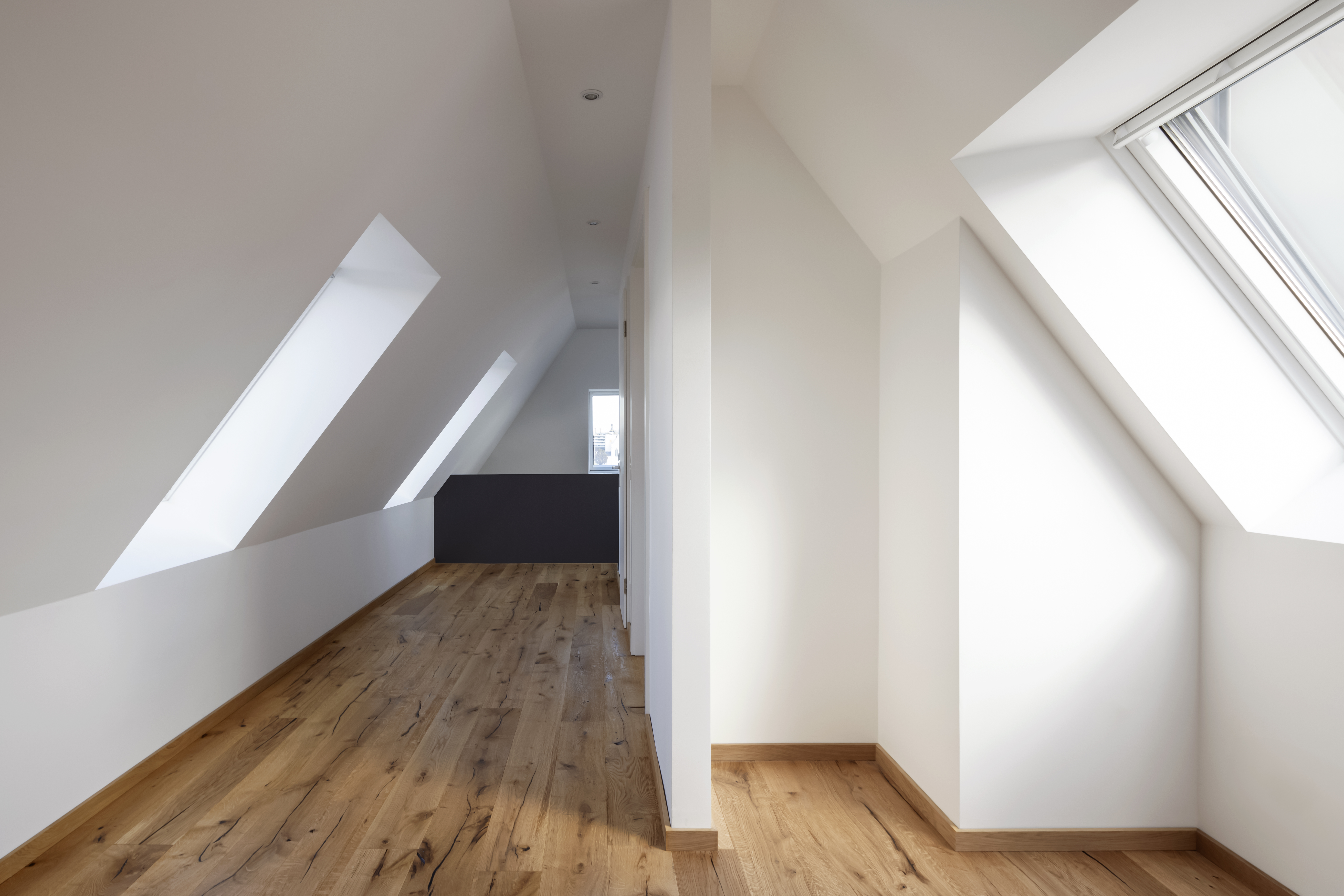 Dachfenster und Gauben bringen viel Licht in die Innenräume der modern wirkenden Dachgeschosswohnung