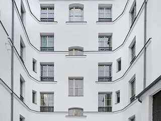  Historisches Mehrfamilienhaus mit weiss verputzter und gedämmter Fassade aus Fixit 222 Aerogel Hochleistungsdämmputz. 