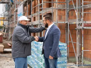 Ein HASIT-Mitarbeiter gibt einem Kunden auf einer Baustelle die Hand