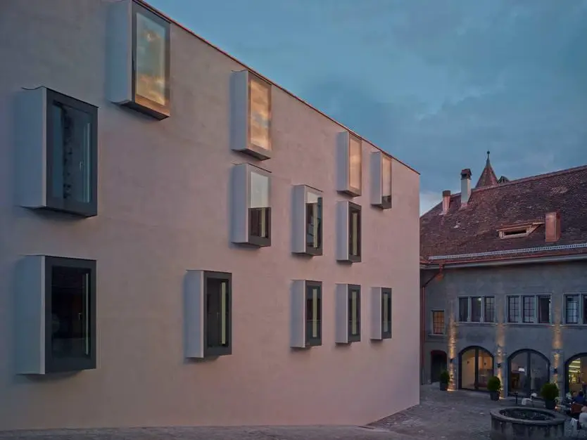 Fassade mit den Erkerfenstern in der Dämmerung