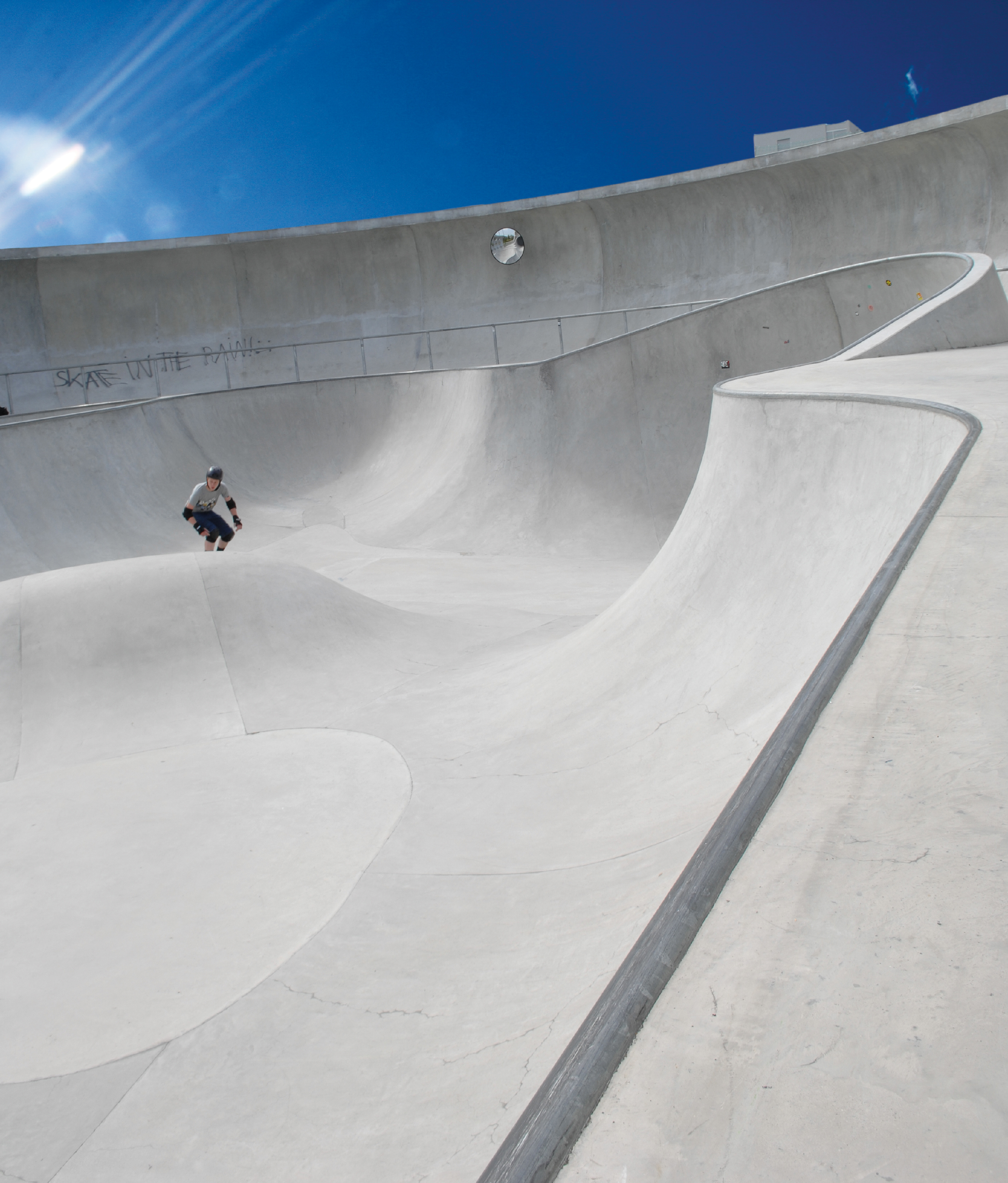 Ein Jugendlicher skatet im Skatepark