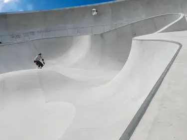 Ein Jugendlicher skatet im Skatepark