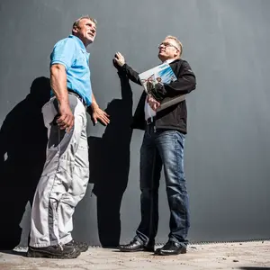 HASIT Mitarbeiter vor einer grauen Betonwand