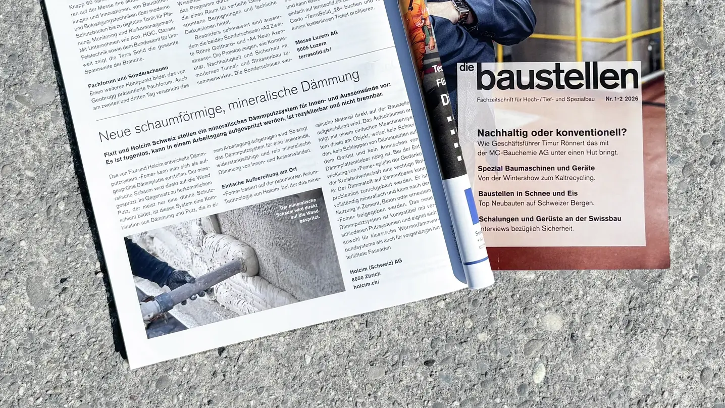 Magazin die baustellen liegt mit dem Bericht zu FOME® aufgeklappt auf dem Betonboden