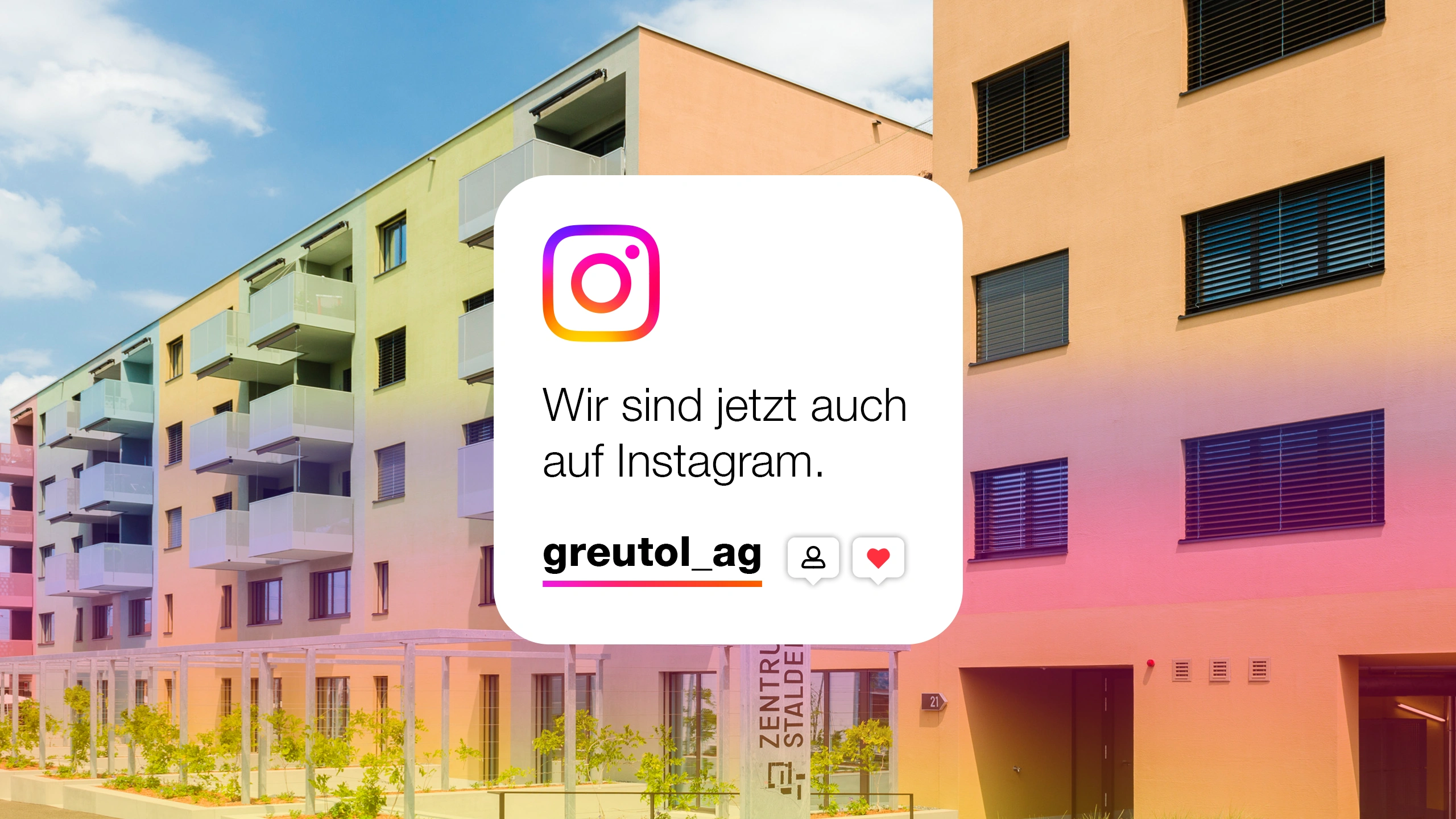 [Translate to French:] Farbige Mehrfamilienhäuser Teaser-Element mit Instagram Glyphe und dem Handle greutol_ag