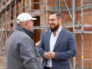 Mitarbeiter im Gespräch mit einem Kunden