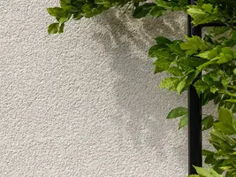 Detailansicht der restaurierten Außenfassade mit den charakteristischen Kamzügen